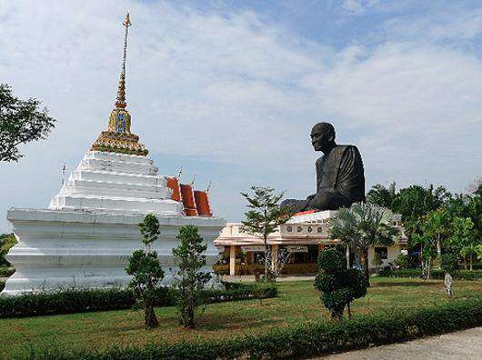 Храм по дороге в Мьянму привлекает многих путешественников.