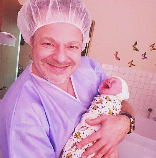 Владимир Пресняков с новорожденным Артемом. Фото: Instagram.com/presnyakovvladimir.
