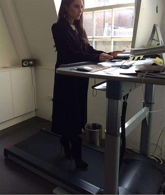 Виктория Бекхэм за новомодным столом. Фото: Twitter.com.