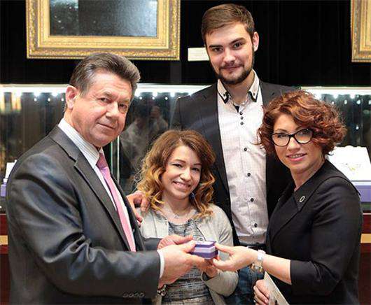 Роза Сябитова с дочерью и ее женихом уже выбрали помолвочное кольцо. Фото: Facebook.com/syabitova.