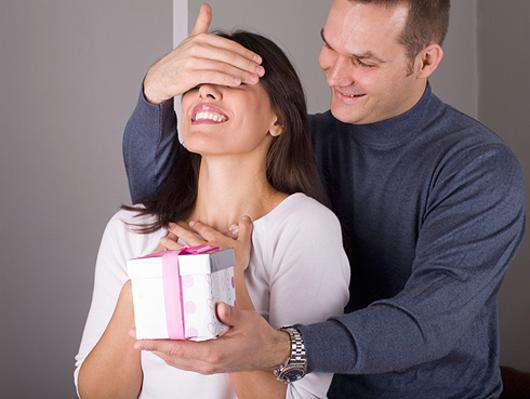 Почему любимый не дарит подарков? Фото: Fotolia/PhotoXPress.ru.