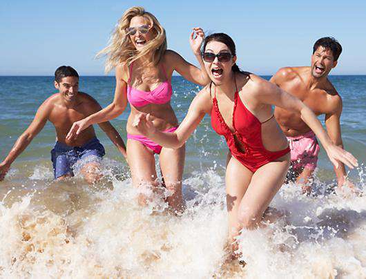 Стоит ли ревновать к соседкам по пляжу? Фото: Lori.ru.