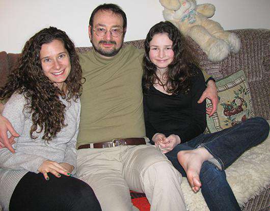 Григорий Храпунович с дочерьми. Фото: личный архив.