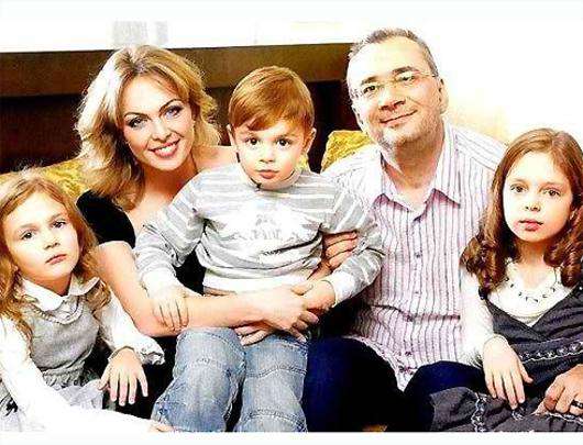 Константин Меладзе с семьей. Фото: Vk.com.