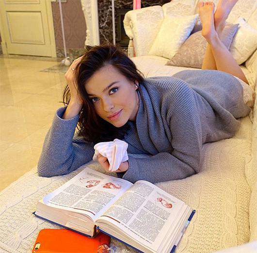 Пока малышка спит, Елена Темникова штудирует книжки для родителей. Фото: Instagram.com/lenatemnikovaofficial.