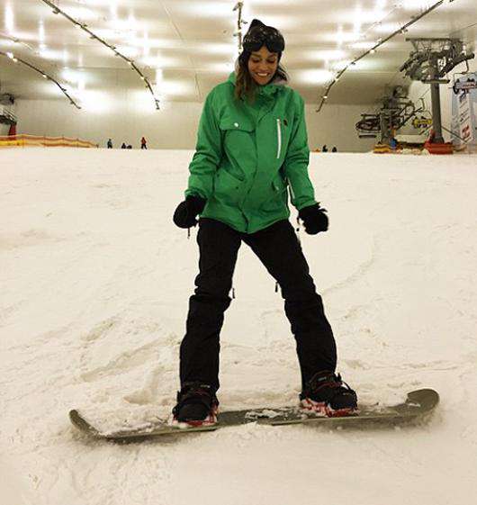 Алена Водонаева решила встать на сноуборд. Фото: Instagram.com/alenavodonaeva.