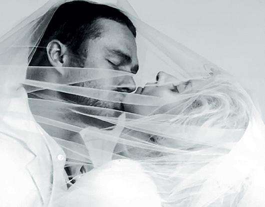 Леди Гага и Тэйлор Кинни в клипе «You and I».