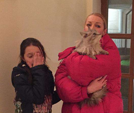 Анастасия Волочкова и Ариша обнаружили своего кота, который сбежал из дома 4 дня назад. Фото: Instagram.com/volochkova_art.