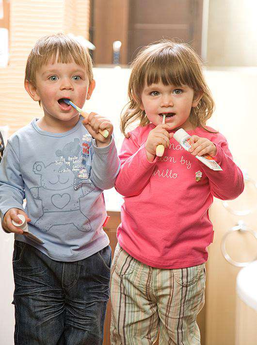 За молочными зубками малышей нужен тщательный уход. Фото: Lori.ru.