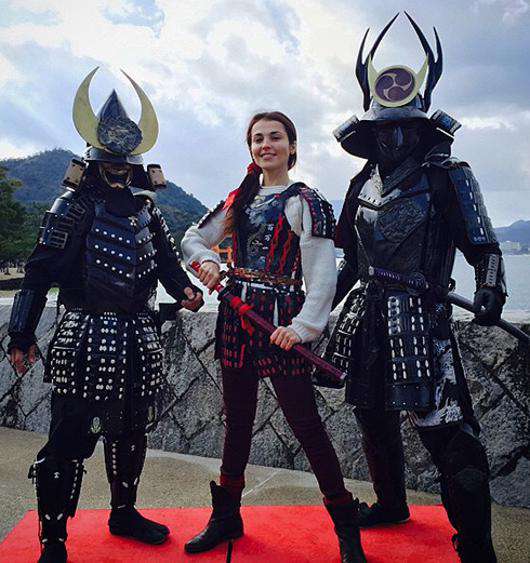 Сати Казанова с Японии с самураями. Фото: Instagram.com.