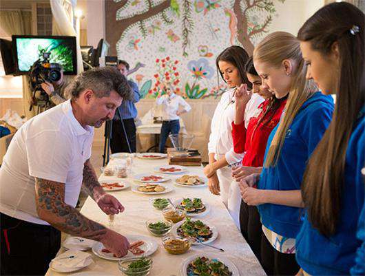 Участниц «Мисс России-2014» учил готовить известный шеф-повар Олег Демидов.