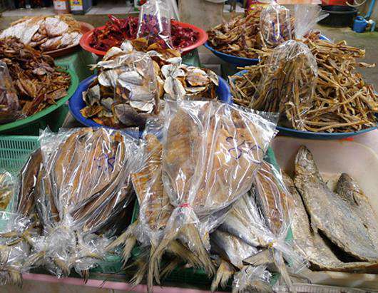 В Таиланде запросто можно купить сушеную рыбу различных сортов и мастей.