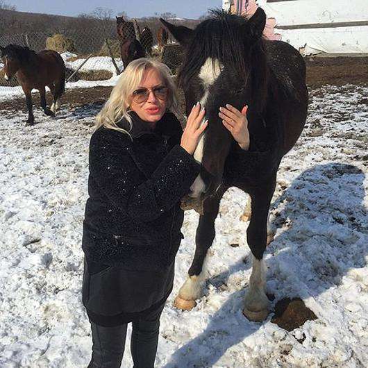 Наталие Гулькиной подарили коня. Фото: материалы пресс-служб.
