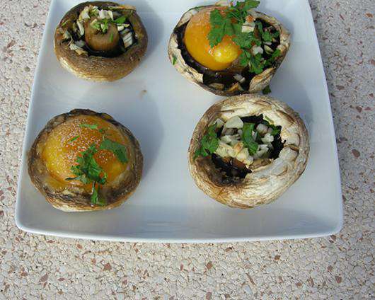 Шампиньоны, запеченные с яйцом.