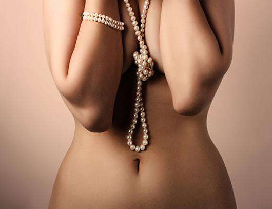Крем для увеличения груди может вызвать отек. Фото: Fotolia/PhotoXPress.ru.