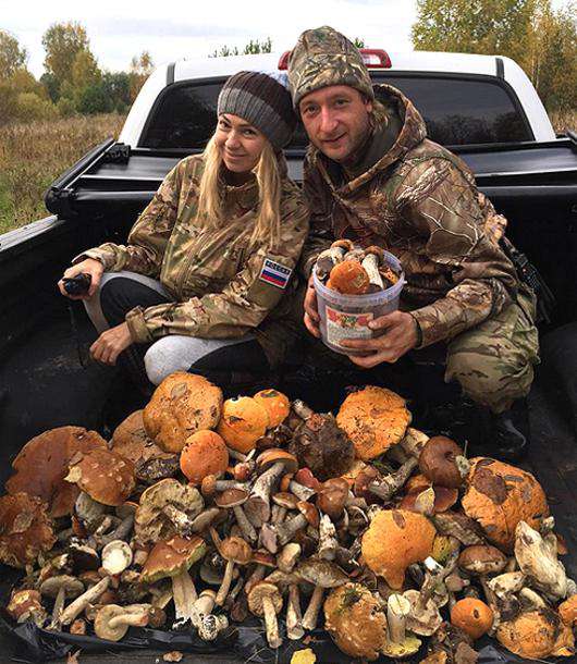 Яна Рудковская и Евгений Плющенко похвастались собранными грибами. Фото: Instagram.com/rudkovskayaofficial.