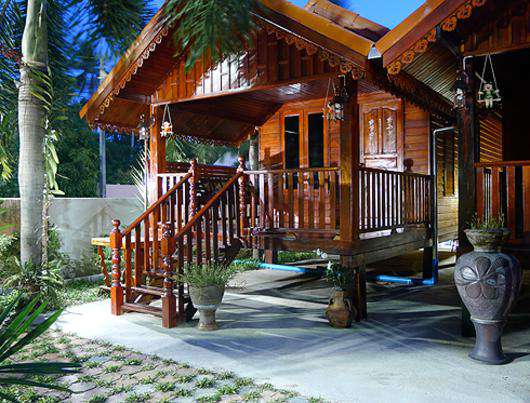 Такие сказочные избушки на курьих ножках встречаются в Таиланде на каждом шагу.