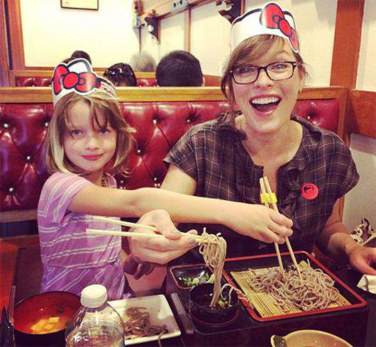 Беременная Милла Йовович обожает гречневую лапшу. Фото: Instagram.com/millajovovich.