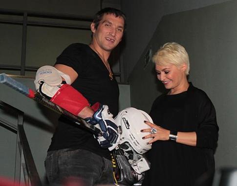 Овечкин подарил Кате Лель свой фирменный шлем