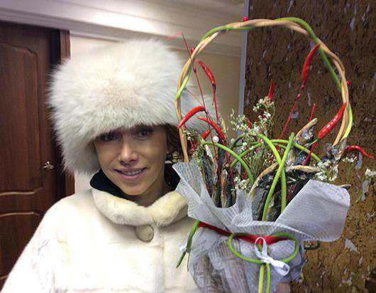 Елена Воробей с букетом из сушеной рыбы. Фото: материалы пресс-служб.