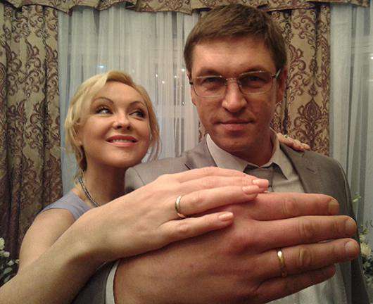 Дмитрий Орлов и Ксения Энтелис показывают обручальные кольца. Фото: материалы пресс-служб.