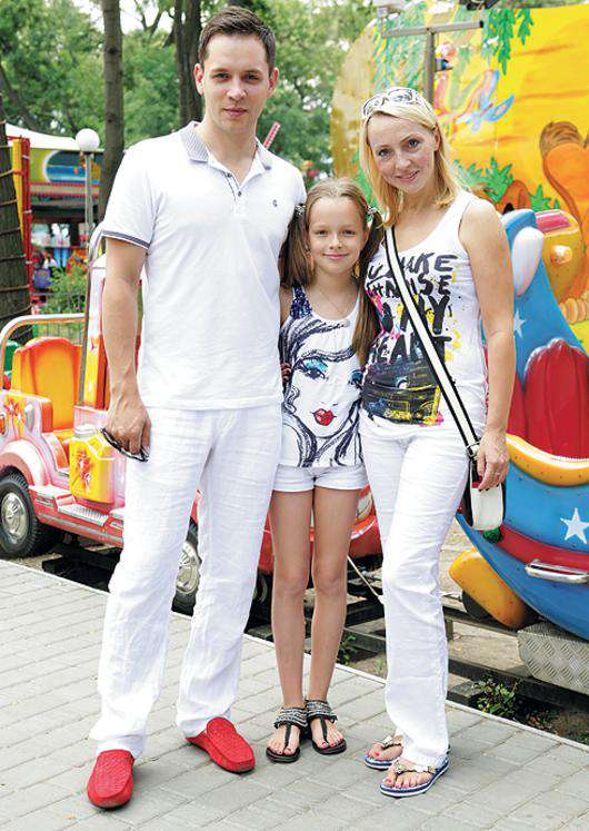 Александр Асташенок с женой Еленой и дочерью Викторией.