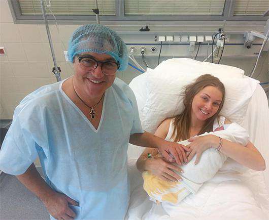 Дмитрий и Полина Дибровы с новорожденным сыном. Фото: материалы пресс-служб.