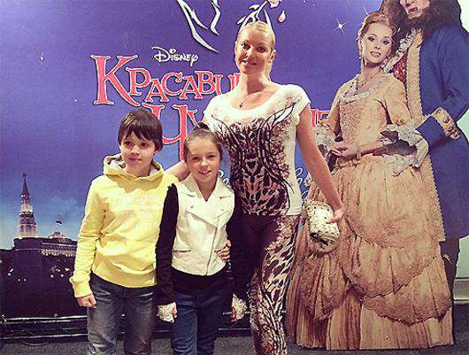 Анастасия Волочкова с дочерью и ее другом. Фото: Instagram.com/volochkova_art. 