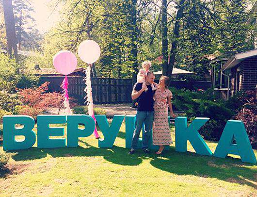 Сергей и Тата Бондарчук с годовалой именинницей Верушкой. Фото: Instagram.com.