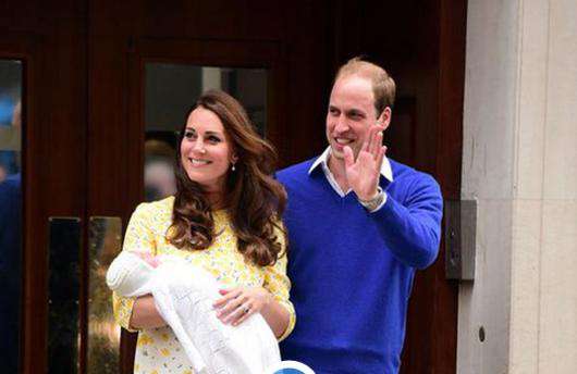 Через десять часов после родов Кейт предстала перед публикой. Фото: Twitter/Kensington Palace