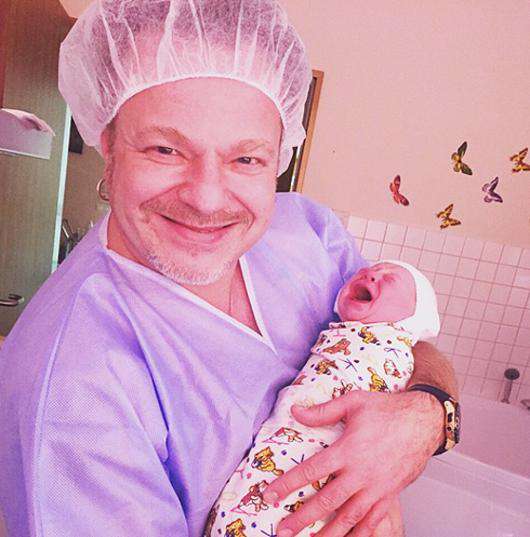 Владимир Пресняков с новорожденным сыном. Фото: Instagram.com.