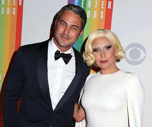 Тэйлор Кинни и Леди Гага. Фото: AP Images.