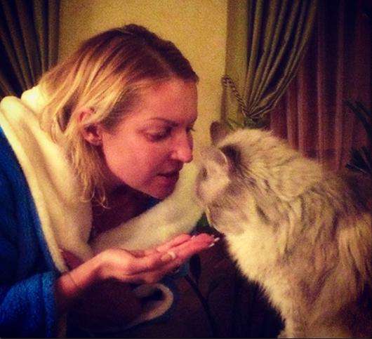 Анастасия Волочкова с котом. Фото: Instagram.com/volochkova_art.