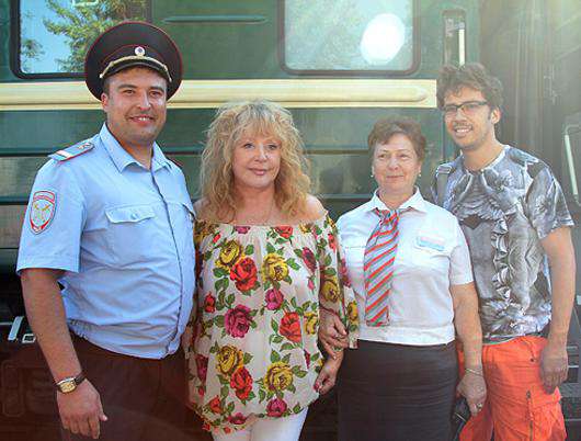 Алла Пугачева и Максим Галкин сфотографировались с работниками вокзала.