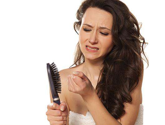 Волосы выпадают не из-за плохого шампуня. Фото: Fotolia/PhotoXPress.ru.