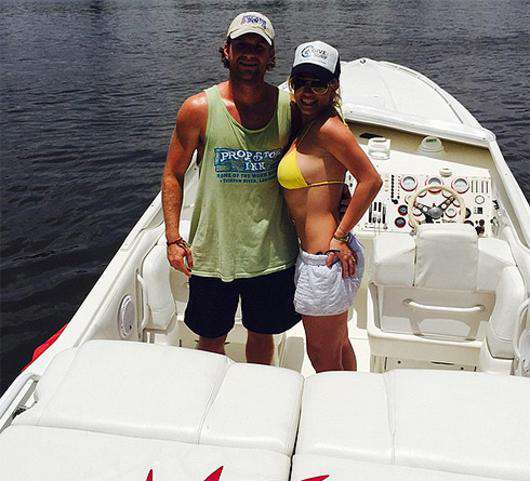 Бритни Спирс с таинственным незнакомцем. Фото: Instagram.com/britneyspears.