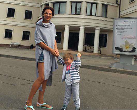 Эвелина Бледанс старается выглядеть спокойной и вести привычный образ жизни. Фото: Instagram.com/bledans.