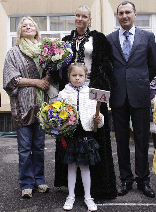 Анастасия Волочкова с семьей.