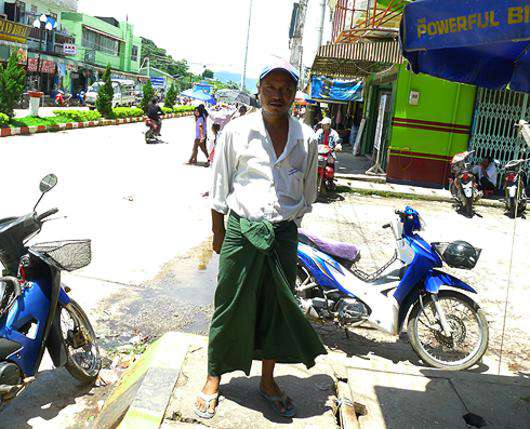 Наш гид Хусейн знает аж пять языков. А еще говорят, что народ в Мьянме необразован!