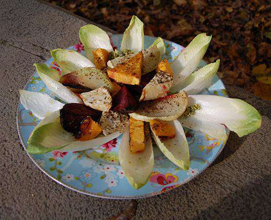 Салат с тыквой и свеклой на листьях цикория. Фото: материалы пресс-служб.