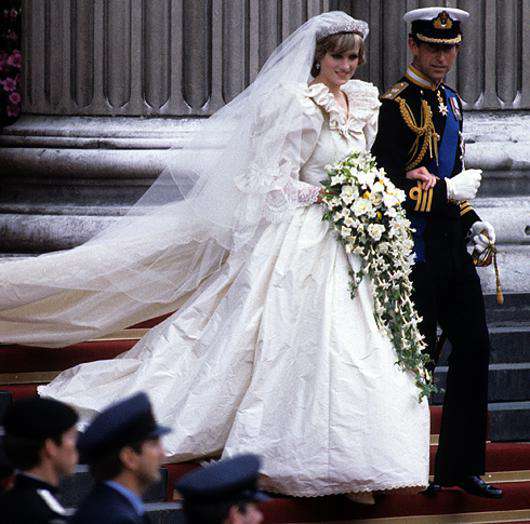 В этом платье Диана вышла замуж за принца Чарльза. Фото: All Over Press.