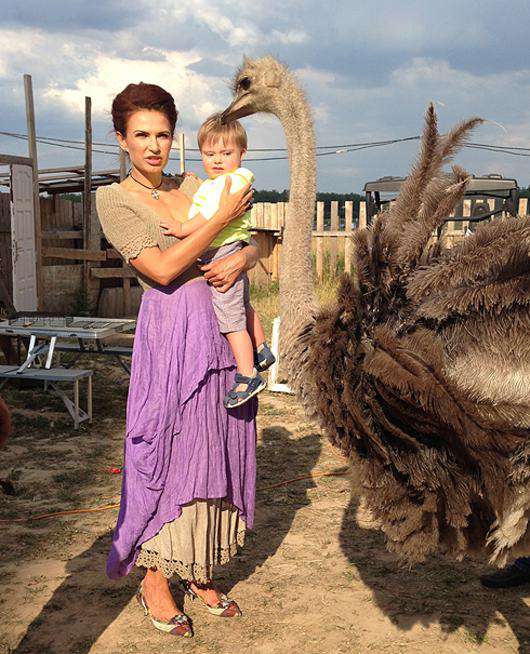 Эвелина Бледанс с сыном на страусиной ферме. Фото: материалы пресс-служб.