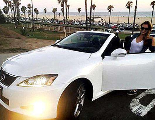 Кристин Узуниан позирует на фоне нового автомобиля Lexus IS Convertible. Фото: Instagram.com.