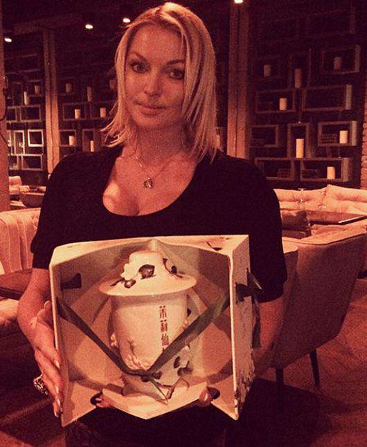 Анастасия Волочкова получила мистический подарок. Фото: Instagram.com/volochkova_art. 