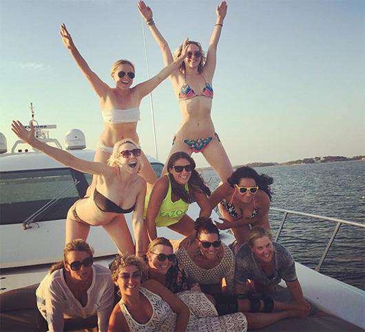 Дженнифер Лоуренс отдыхает на яхте с подругами. Фото: Instagram.com/amyschumer.