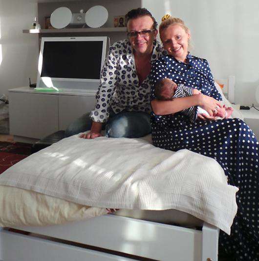Рома Жуков с женой и новорожденным Стивеном Энтони. Фото: личный архив певца.