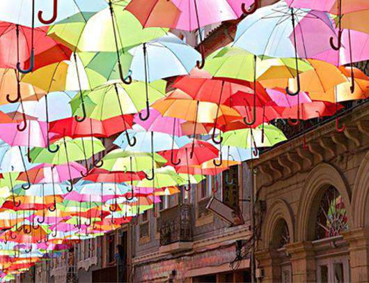 Красивый зонт поднимет настроение и вам, и окружающим. Фото: is-easy.org.