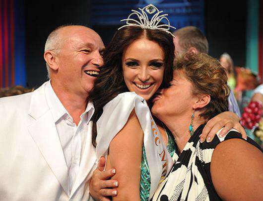 «Мисс Москва-2012» Алена Клименко с родителями. Фото: пресс-служба коммуникационного холдинга InterMedia.