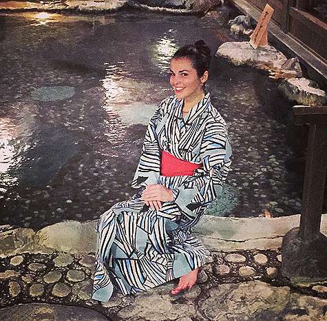 Сати Казанова посетила знаменитые японские источники. Фото: Instagram.com.
