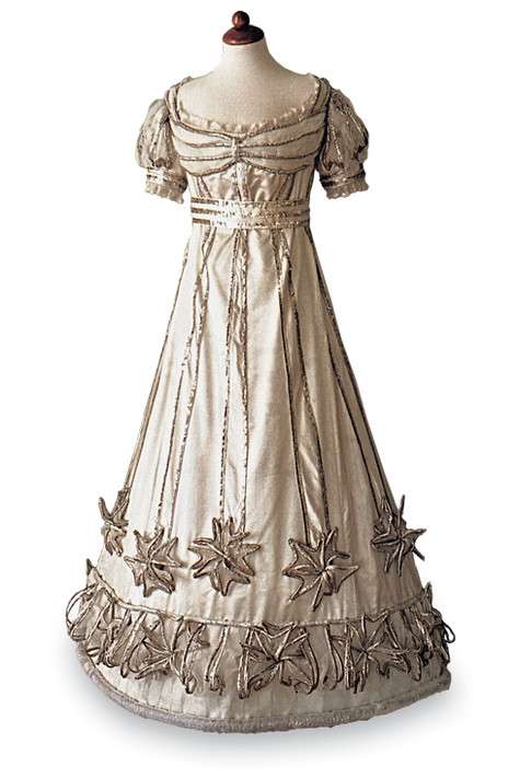 Экспонат выставки - одно из платьев Марии Федоровны.
